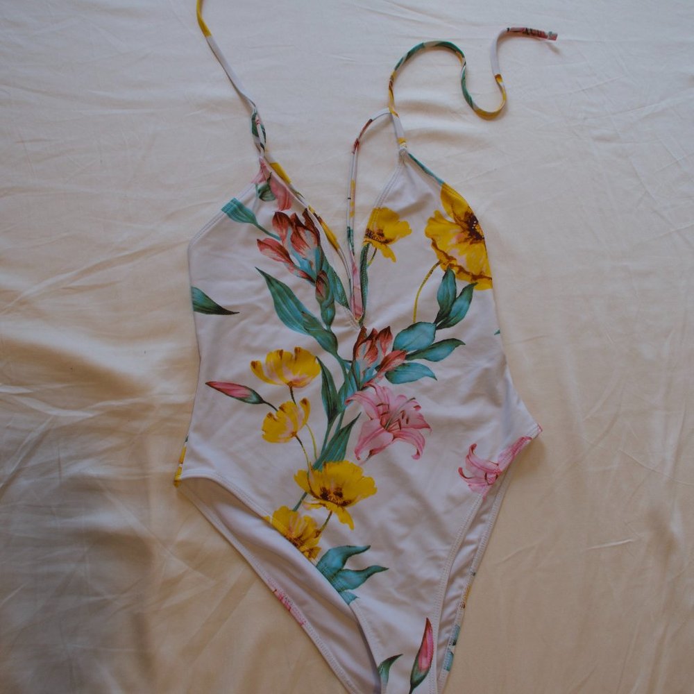 FLORAL WHITE BATHING SUIT